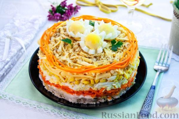 Слоёный салат с курицей, кукурузой, морковью по-корейски и сыром