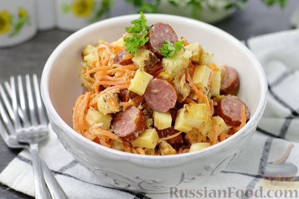 Салат с охотничьими колбасками, морковью, сыром и сухариками