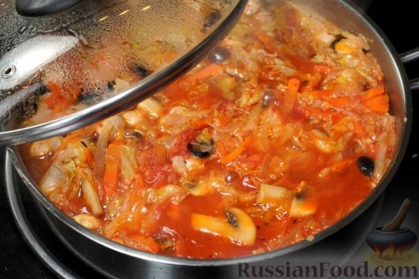 Солянка из капусты с колбасками и грибами