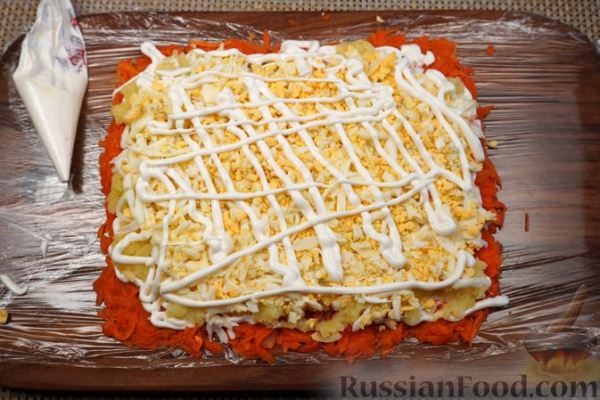 Салат-рулет с красной рыбой и овощами