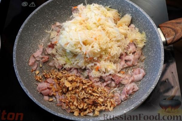 Штрудель с сёмгой, беконом и квашеной капустой