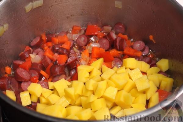 Гороховый суп с копчеными колбасками и сладким перцем