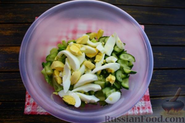 Салат из брокколи с огурцами, яйцами и сырно-ореховой заправкой