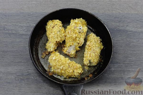 Куриные крылышки, запечённые в панировке из кукурузных хлопьев