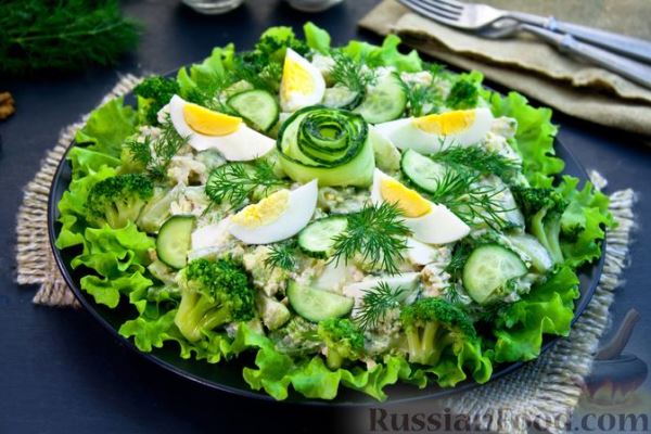 Салат из брокколи с огурцами, яйцами и сырно-ореховой заправкой