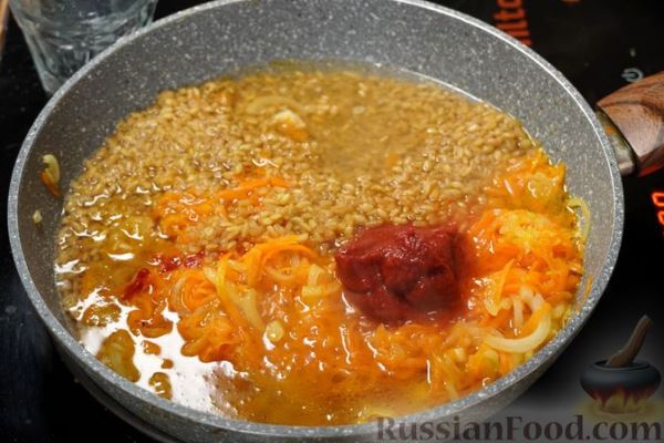 Булгур с тефтелями в томатном соусе (на сковороде)