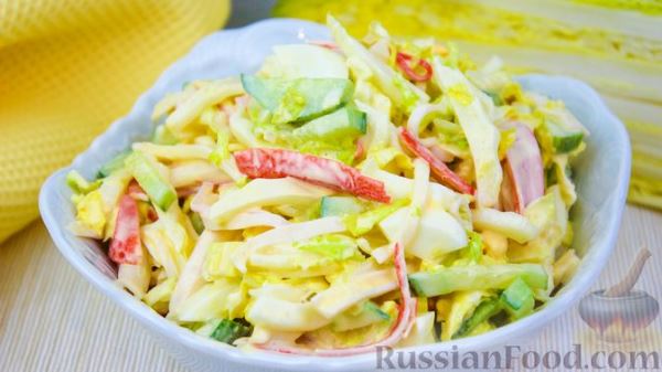 Салат с крабовыми палочками, пекинской капустой, огурцами и яйцами