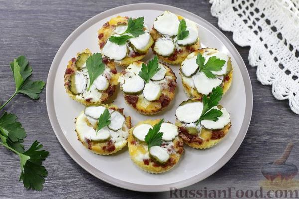 Картофельные маффины с колбасой, сыром и солёным огурцом