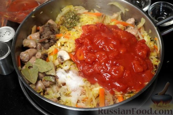 Солянка из капусты с колбасками и грибами