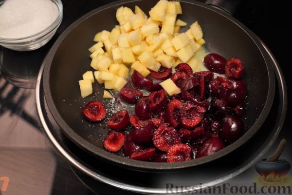 Творожная запеканка с черешней, яблоком и шоколадной крошкой