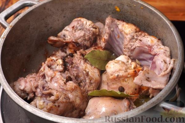 Кролик, тушенный со сметаной, чесноком и розмарином