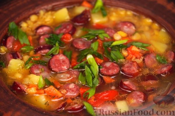 Гороховый суп с копчеными колбасками и сладким перцем