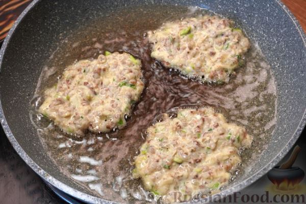 Гречневые оладьи с зелёным луком и сыром