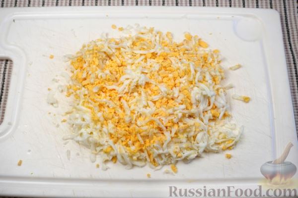 Слоёный салат с шампиньонами, маринованными огурцами и сыром