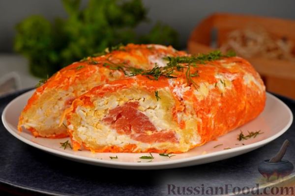 Салат-рулет с красной рыбой и овощами