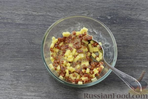 Картофельные маффины с колбасой, сыром и солёным огурцом