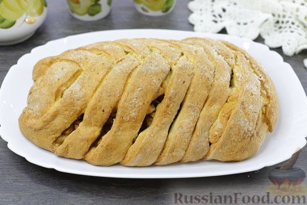 Творожная плетёнка с яблоками, изюмом и цедрой