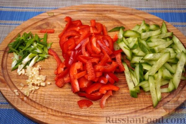 Салат с морской капустой, овощами и горчично-лимонной заправкой