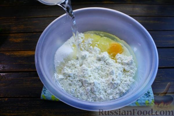 Закусочный блинный торт с крабовыми палочками, яйцами и овощами