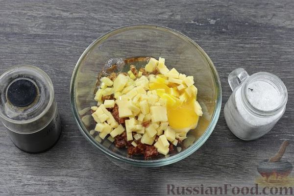 Картофельные маффины с колбасой, сыром и солёным огурцом