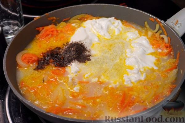 Кролик, тушенный со сметаной, чесноком и розмарином