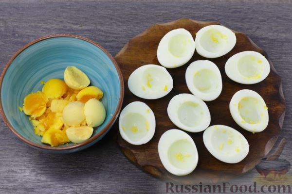 Яйца, фаршированные печенью трески, с корнишонами