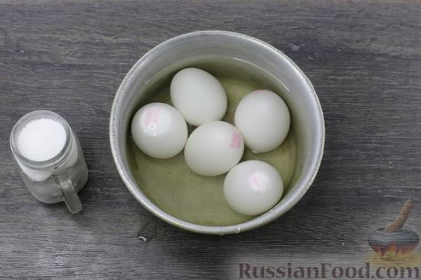 Яйца, фаршированные печенью трески, с корнишонами