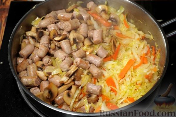 Солянка из капусты с колбасками и грибами