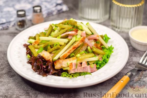 Мясной салат с маринованными огурцами и яблоками