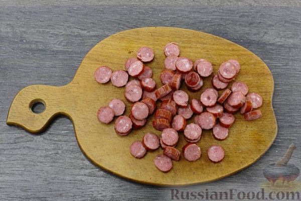 Салат с охотничьими колбасками, морковью, сыром и сухариками