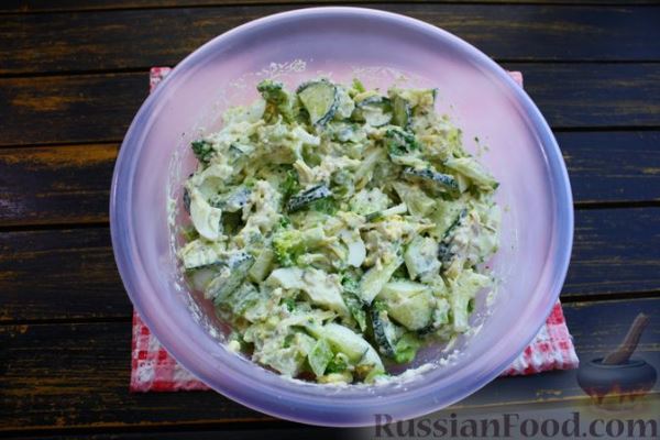 Салат из брокколи с огурцами, яйцами и сырно-ореховой заправкой