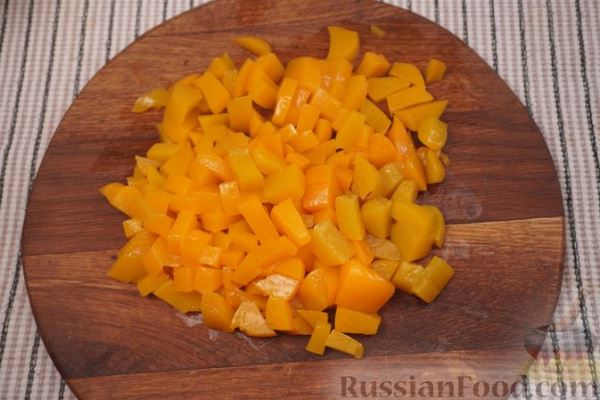 Десерт с консервированными персиками, сливочным сыром и сгущенкой