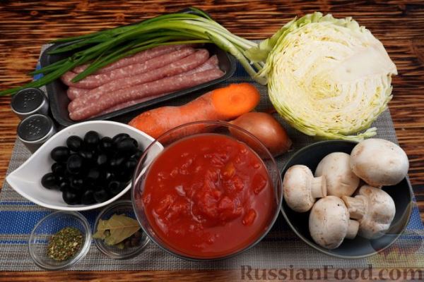 Солянка из капусты с колбасками и грибами