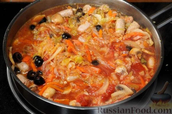 Солянка из капусты с колбасками и грибами