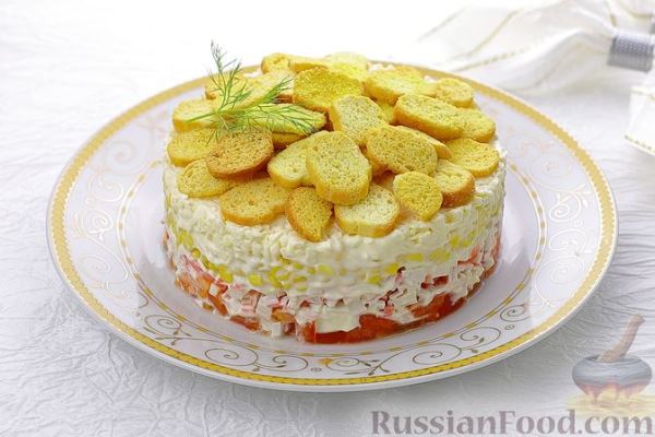 Слоёный салат с крабовыми палочками, овощами и сухариками