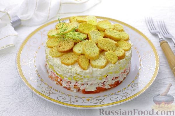 Слоёный салат с крабовыми палочками, овощами и сухариками