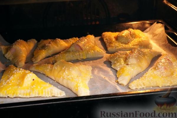 Слоёные пирожки с сосисками и сыром