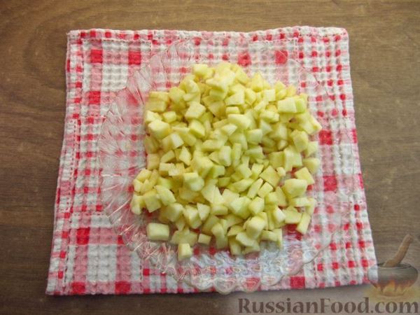 Салат со свёклой, картофелем, яблоком и черемшой