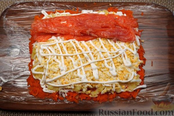 Салат-рулет с красной рыбой и овощами