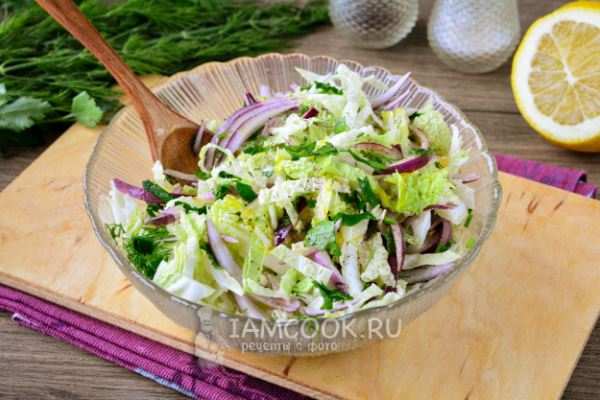 Салат с пекинской капустой с луком