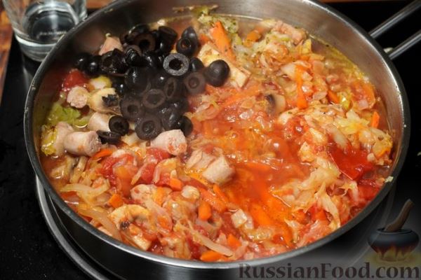 Солянка из капусты с колбасками и грибами