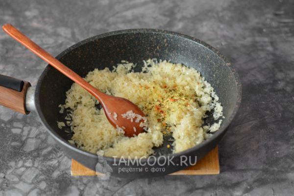 Цветная капуста с рисом на сковороде