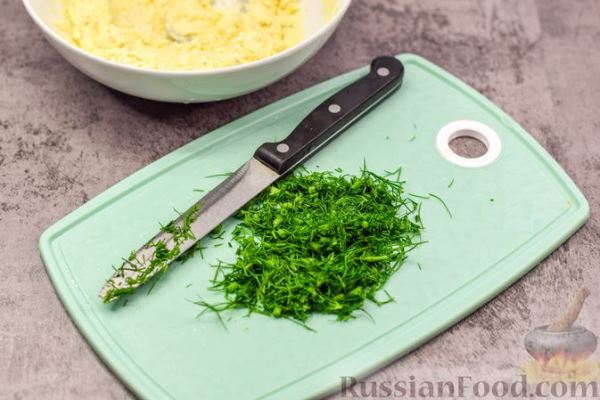 Рулетики из ветчины со сливочным сыром и яйцами