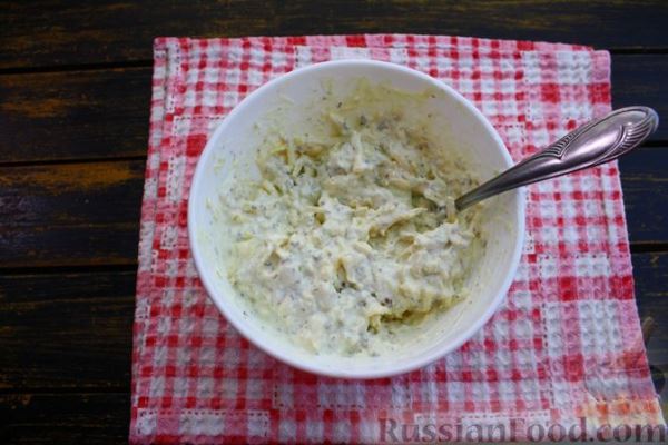 Салат из брокколи с огурцами, яйцами и сырно-ореховой заправкой