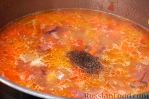 Гороховый суп с копчеными колбасками и сладким перцем