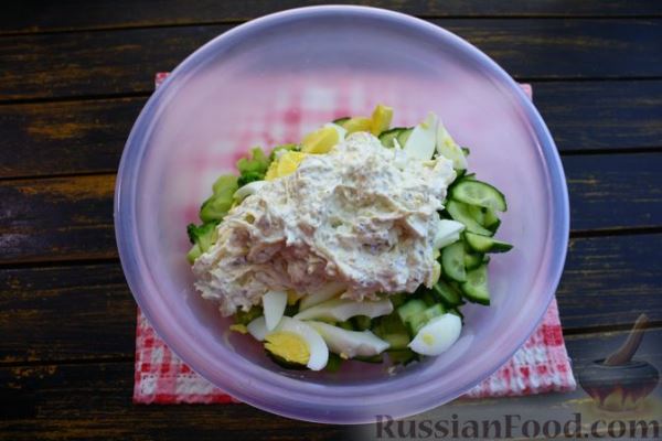 Салат из брокколи с огурцами, яйцами и сырно-ореховой заправкой