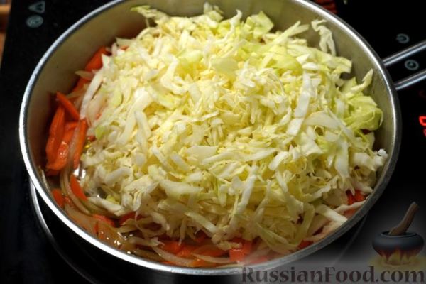 Солянка из капусты с колбасками и грибами