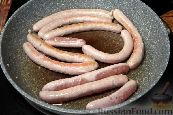 Солянка из капусты с колбасками и грибами