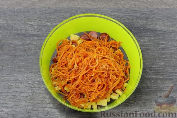 Салат с охотничьими колбасками, морковью, сыром и сухариками