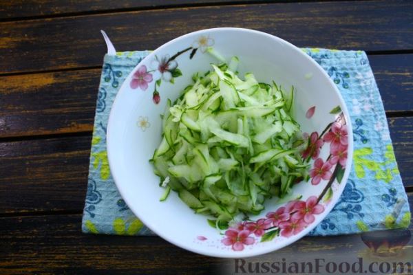 Закусочный блинный торт с крабовыми палочками, яйцами и овощами